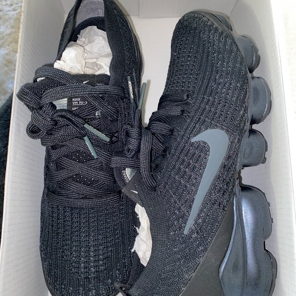 Nike Woman’s Vapormax 7.5 - Picture 2 of 3